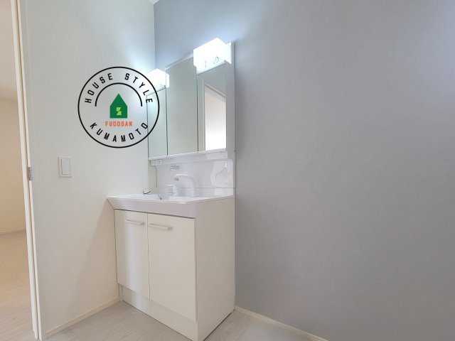 宇土市築籠町第2-2棟（3号棟）　の内観：施工例|毎日使うものだから清潔な空間を保ちたい水回り。洗面にはそんな願いを解消させてくれる収納アイデアが満載です。三面鏡の裏側にはキャビネットが現れ小物から背の高い物まで収納できます。