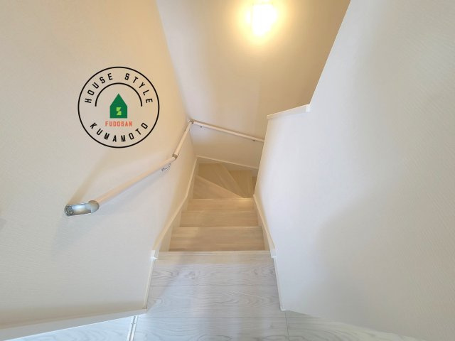 宇土市築籠町第2-2棟（3号棟）　の内観：施工例|＜手すり付階段＞手すりがないと階段の昇り降りで危険なことはもちろん、壁に手をつきながら歩くことで壁紙が汚れやすくなります。すべての方に快適に昇り降りしていただくため、手すりを設置しました。