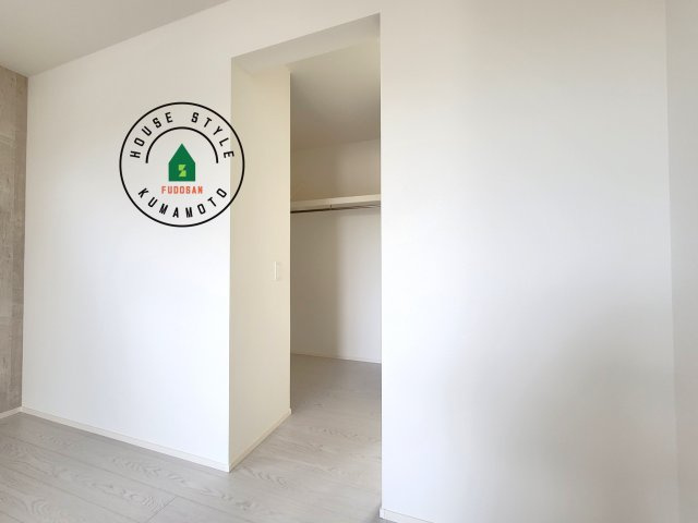 宇土市築籠町第2-2棟（3号棟）　の内観：施工例|洋服や大きな荷物が多い方や人数の多いご家族などは、一般的なクローゼットよりもウォークインクローゼットのほうが使い勝手が良いです。