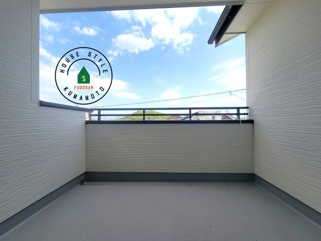 宇土市築籠町第2-2棟（3号棟）　の外観：施工例|風をしっかりと感じられるバルコニーでは、毎日が洗濯日和です。広々としているので洗濯も楽しくなるでしょうし、気分転換にバルコニーからの眺めを楽しむのもいいでしょう。