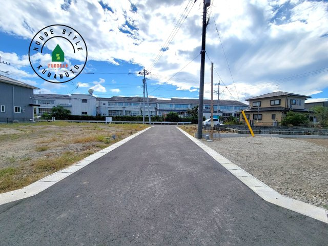 宇土市築籠町第2-2棟（3号棟）　の前面道路含む現地写真|前面道路は閑静な住宅地をはしる車通りの少ない道路。お車の出し入れが苦手なママや小さなお子様にも安心ですね。しっかり舗装もされているので、ベビーカーや自転車で通っても快適に通行できます。