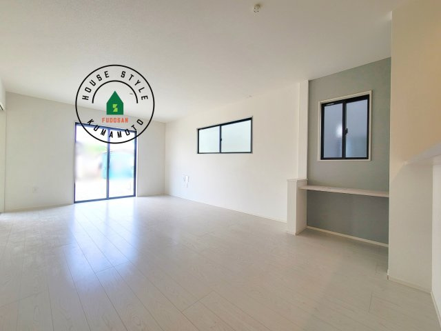 宇土市築籠町第2-2棟（3号棟）　の内観：施工例|ご家族を近くに感じられる対面キッチンのLDK。会話もはずみそうですね。