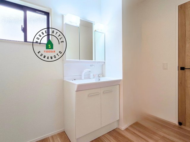 宇土市築籠町第2-2棟（6号棟）　の内観：施工例|毎日使うものだから清潔な空間を保ちたい水回り。洗面にはそんな願いを解消させてくれる収納アイデアが満載です。三面鏡の裏側にはキャビネットが現れ小物から背の高い物まで収納できます。