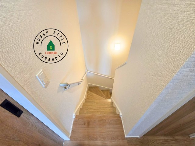 宇土市築籠町第2-2棟（6号棟）　の内観：施工例|＜手すり付階段＞手すりがないと階段の昇り降りで危険なことはもちろん、壁に手をつきながら歩くことで壁紙が汚れやすくなります。すべての方に快適に昇り降りしていただくため、手すりを設置しました。