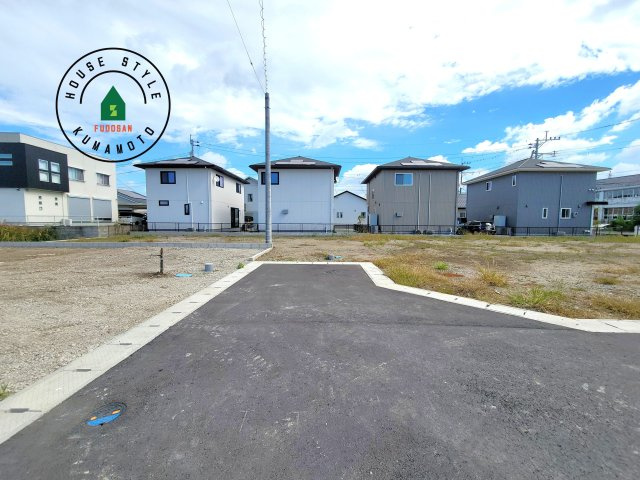 宇土市築籠町第2-2棟（6号棟）　の前面道路含む現地写真|前面道路は閑静な住宅地をはしる車通りの少ない道路。お車の出し入れが苦手なママや小さなお子様にも安心ですね。しっかり舗装もされているので、ベビーカーや自転車で通っても快適に通行できます。