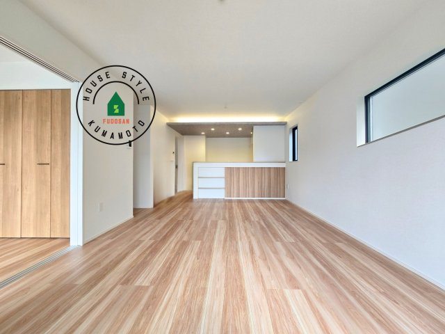 宇土市築籠町第2-2棟（6号棟）　の内観：施工例|ご家族を近くに感じられる対面キッチンのLDK。会話もはずみそうですね。