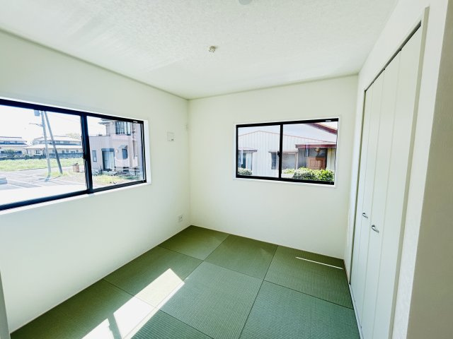 新築　太田市新田木崎町第10　クレイドルガーデン　１号棟の和室|現地写真　リビング隣の和室はお子様の遊び部屋としてもちょうどいいですね♪							
