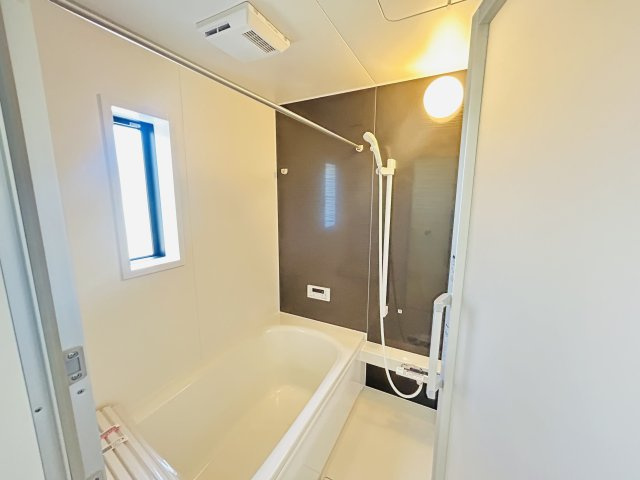 新築　太田市新田木崎町第10　クレイドルガーデン　１号棟の浴室|現地写真　乾燥・暖房・涼風と充実の内容！お風呂に入る前に暖房をつけておけば、寒い嫌な思いはしません。									
