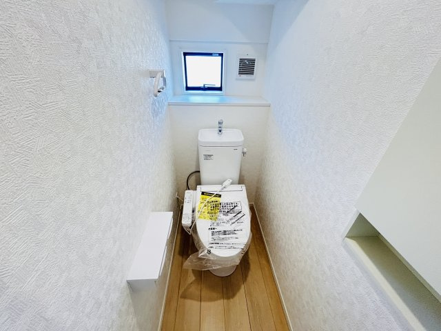 新築　太田市新田木崎町第10　クレイドルガーデン　１号棟のトイレ|現地写真　節水タイプのウォシュレット付きトイレ、水道料節約に一役買います！							
