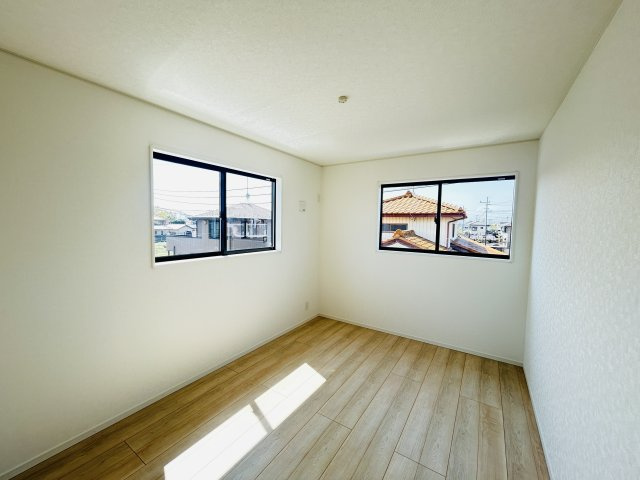 新築　太田市新田木崎町第10　クレイドルガーデン　１号棟の洋室|現地写真　二面採光で明るく風通しの良い2階洋室♪					
