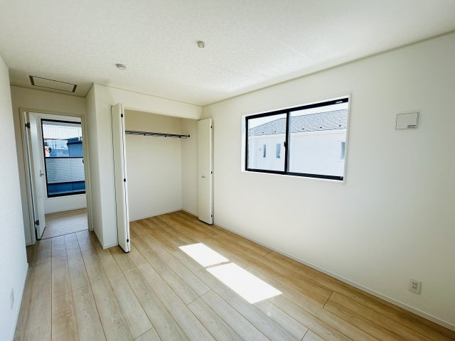 新築　太田市新田木崎町第10　クレイドルガーデン　１号棟の収納|現地写真　それぞれのお部屋に収納スペースがあるのでお片付け上手で室内もスッキリ♪							
						
