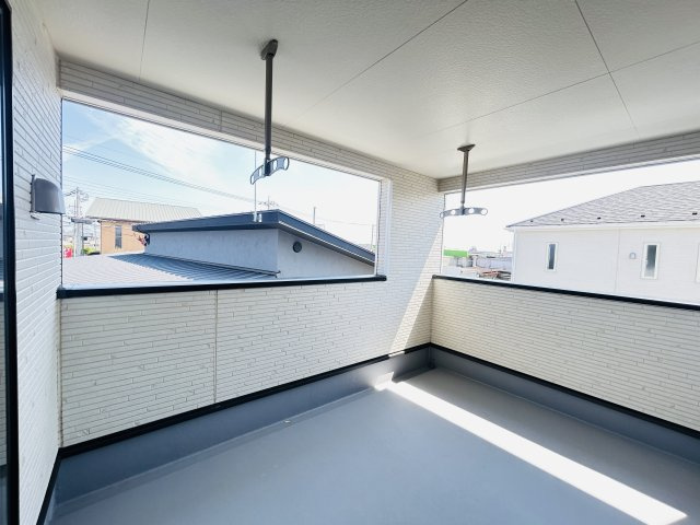 新築　太田市新田木崎町第10　クレイドルガーデン　１号棟のバルコニー|現地写真　インナーバルコニーで少しの雨なら濡れずにすみます。天気が怪しいけど…という悩みも解消ですね									
