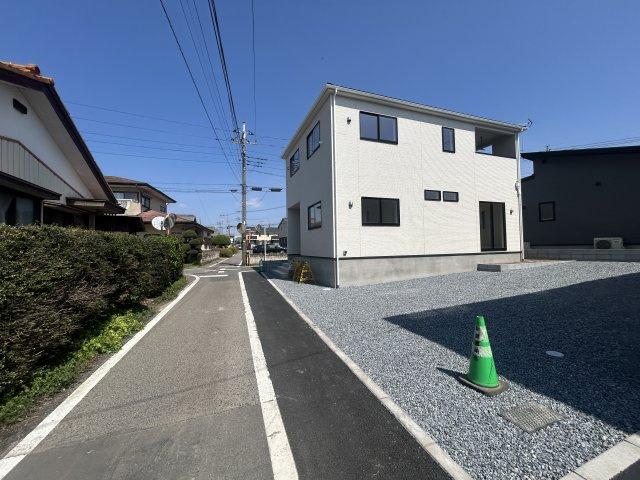 新築　太田市新田木崎町第10　クレイドルガーデン　１号棟の前面道路含む現地写真|現地写真　北側接道幅員約4.2ｍ	西側接道幅員約4ｍ	