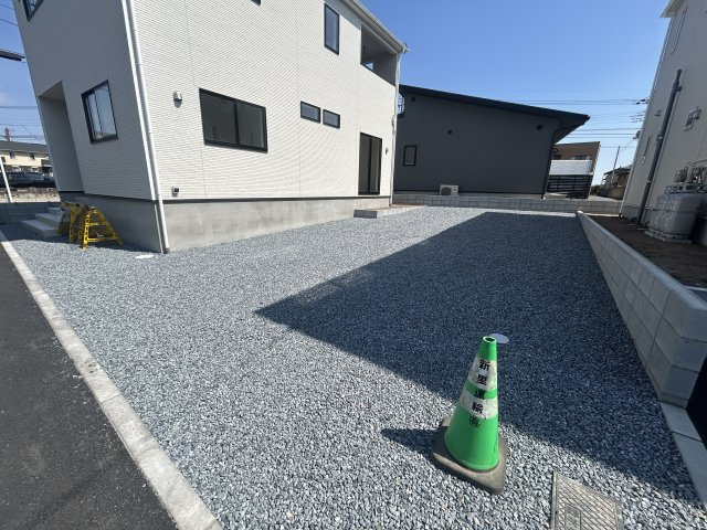 新築　太田市新田木崎町第10　クレイドルガーデン　１号棟の駐車場|現地写真　駐車スペースは並列2台+1台分可能です！
