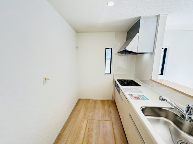 新築　太田市新田木崎町第10　クレイドルガーデン　１号棟のキッチン|現地写真　間口2550ｍｍで作業スペースも広々！換気扇も汚れが付きにくくお掃除がし易い設計です♪
