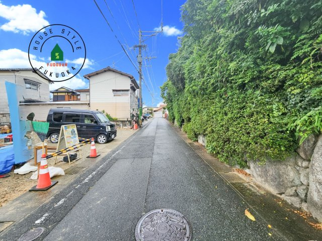 春日市天神山7丁目第1-2棟（1号棟）の外観：施工例|前面道路は閑静な住宅地をはしる車通りの少ない道路。お車の出し入れが苦手なママや小さなお子様にも安心ですね。しっかり舗装もされているので、ベビーカーや自転車で通っても快適に通行できます。