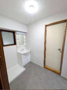 シャルムT・Mの洗面所|小窓付きの洗面所◇