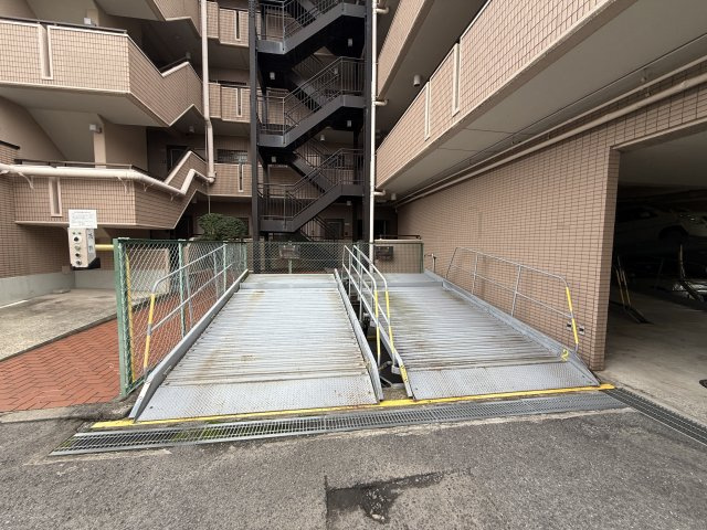 朝日プラザ泉北深井の駐車場