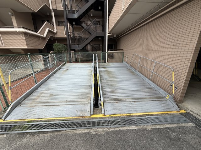 朝日プラザ泉北深井の駐車場