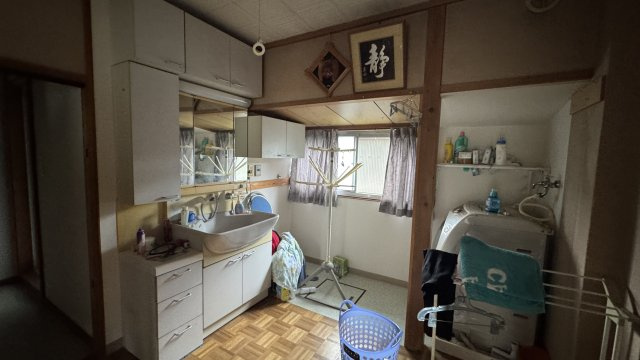 －三丁目不動産ー　秩父市番場町　1.2階RC造　3階木造の洗面所