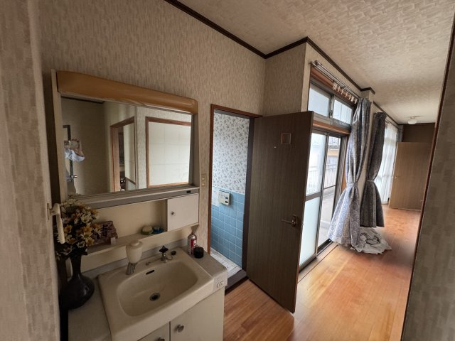 －三丁目不動産ー　秩父市番場町　1.2階RC造　3階木造の洗面所