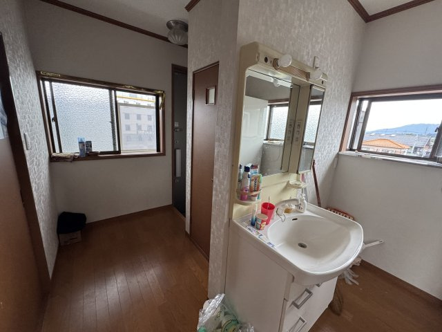 －三丁目不動産ー　秩父市番場町　1.2階RC造　3階木造の洗面所