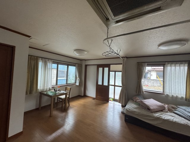 －三丁目不動産ー　秩父市番場町　1.2階RC造　3階木造の居間・リビング