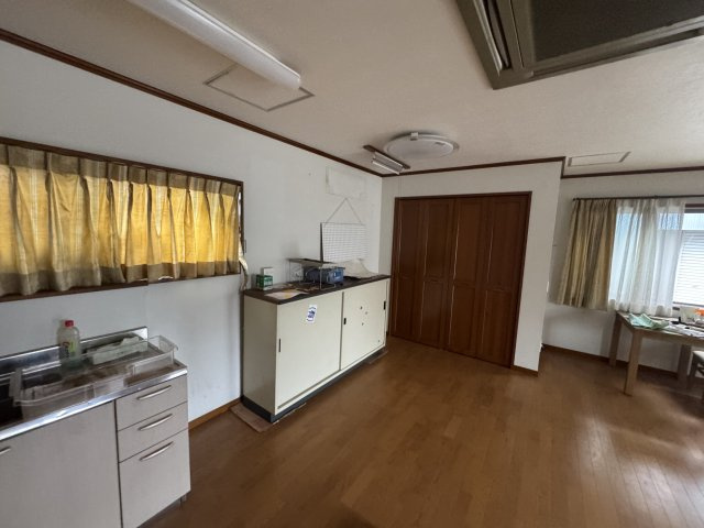 -三丁目不動産-　秩父市番場町　1.2階RC造　3階木造の居間・リビング