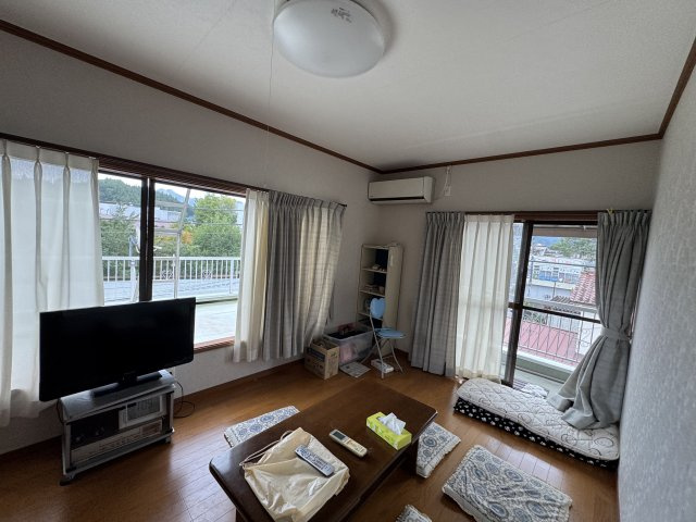 －三丁目不動産ー　秩父市番場町　1.2階RC造　3階木造の洋室