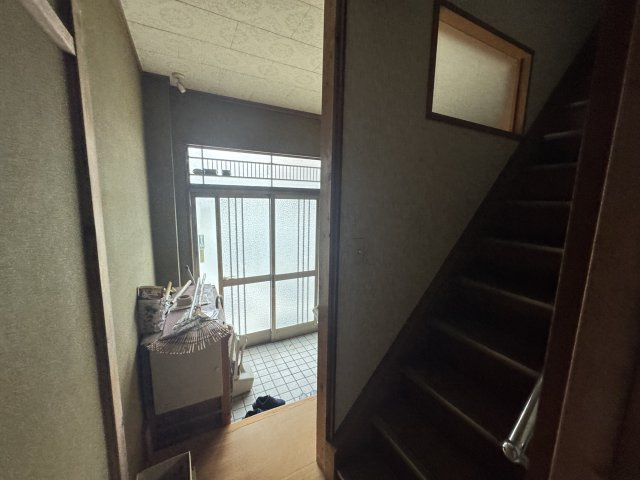 －三丁目不動産ー　秩父市番場町　1.2階RC造　3階木造の玄関