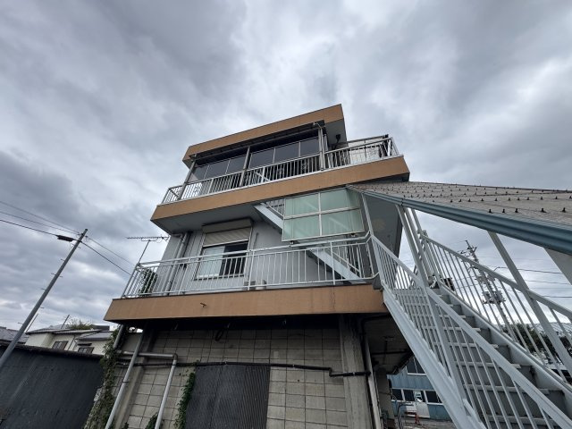 －三丁目不動産ー　秩父市番場町　1.2階RC造　3階木造の外観