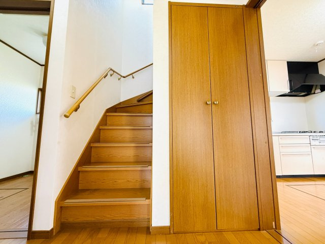 東松山市砂田町　中古戸建の内装|階段と収納スペース