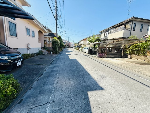 東松山市砂田町　中古戸建の前面道路含む現地写真|南側5.8ｍ公道に約11.3ｍ接道