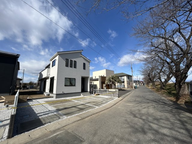 新築　伊勢崎市境伊与久第１　Livele Garden.S　１号棟の前面道路含む現地写真|現地写真　東側接道幅員約6ｍ