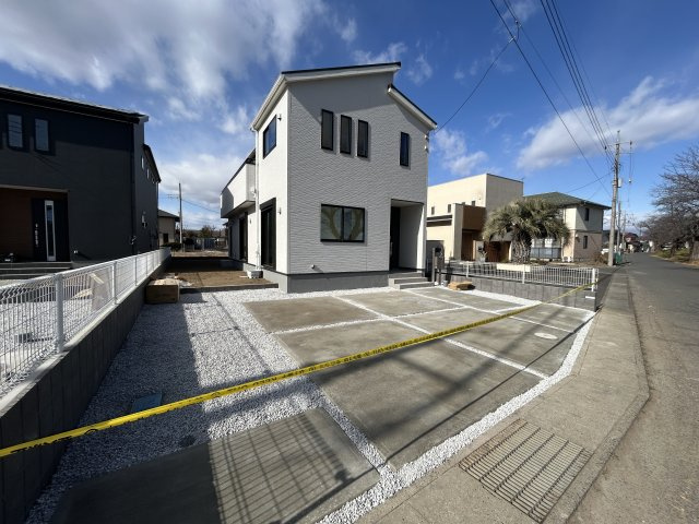 新築　伊勢崎市境伊与久第１　Livele Garden.S　１号棟の駐車場|現地写真　駐車スペースは並列3台分可能です！

