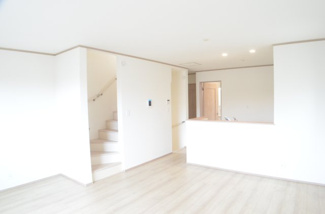 【居間・リビング】 | さいたま市浦和区領家６丁目（全２邸） | 【A号棟】リビング階段のある温かみのあるリビングでは家族の笑顔が集まります。お洒落に我が家で過ごす心地よい時間をお過ごしください。