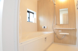 【浴室】 | さいたま市浦和区領家６丁目（全２邸） | 【A号棟】お風呂に求めるものは「心地よさ」。使いやすさと上質な質感を両立するアイテムを備えて癒しを演出します。