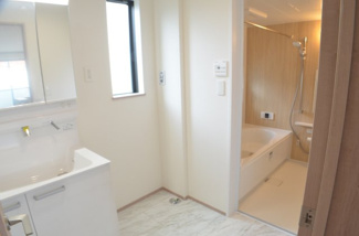 【脱衣所】 | さいたま市浦和区領家６丁目（全２邸） | 【A号棟】洗面台は大きさ充分！歯磨きやブラッシングなど慌ただしい朝の身だしなみチェックもOKです。脱衣スペースも広くお子様の入浴後のお着換えも楽々です。