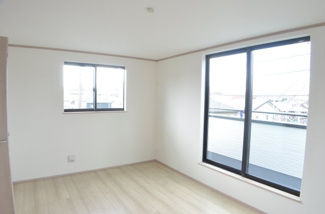 【洋室】 | さいたま市浦和区領家６丁目（全２邸） | 【A号棟】白を基調とした清潔感ある8.12帖の洋室は主寝室としてお使いいただく事をお薦めします。