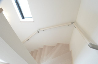 【内装】 | さいたま市浦和区領家６丁目（全２邸） | 【A号棟】階段スペースは採光も入る明るい雰囲気です。手摺りもついて安心です。