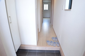 【玄関】 | さいたま市浦和区領家６丁目（全２邸） | 【A号棟】ホワイト基調の清潔感ある明るい玄関です(^^)/