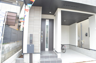 【玄関】 | さいたま市浦和区領家６丁目（全２邸） | 【A号棟】プライバシーの保たれた玄関です。ビルトインガレージは大切なお車を守ります♪