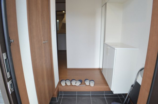 【玄関】 | さいたま市浦和区領家６丁目（全２邸） | 【B号棟】我が家の顔「玄関」。清潔感ある玄関が大切なお客様やご家族を迎えてくれます。