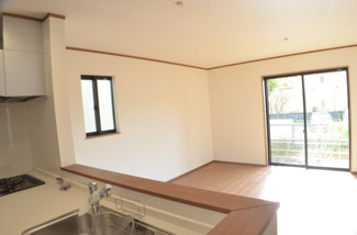 【居間・リビング】 | さいたま市浦和区領家６丁目（全２邸） | 【B号棟】快適なリビングの条件「陽当たり、通風、開放感」が実現されています。自然なぬくもりが感じられるシンプルで落ち着いた雰囲気のリビングです。