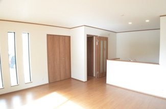 【居間・リビング】 | さいたま市浦和区領家６丁目（全２邸） | 【B号棟】ゆったりとした16帖のLDKはお客様を招いてホームパーティーやティタイムなど楽しみ方も色々。