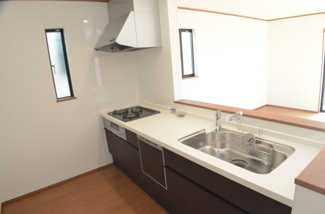 【キッチン】 | さいたま市浦和区領家６丁目（全２邸） | 【B号棟】家族とのコミュニケーションが取りやすいカウンターキッチン。家族の笑顔が溢れますね。