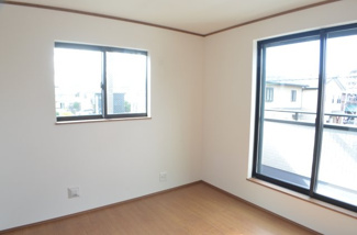 【洋室】 | さいたま市浦和区領家６丁目（全２邸） | 【B号棟】一人ひとり違う「快適な条件」を実現するため内装はシンプルに統一しています。飾り過ぎず拘り過ぎないデザインです。