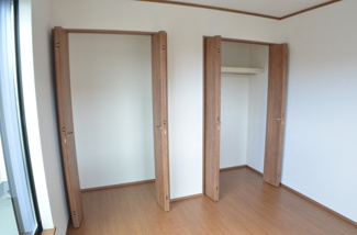 【収納】 | さいたま市浦和区領家６丁目（全２邸） | 【B号棟】奥行のある収納力抜群のクローゼット。全ての服が見てわかるので選択がしやすいのが何より便利です。