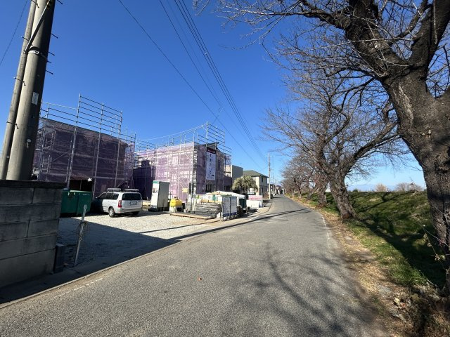 新築　伊勢崎市境伊与久第１　Livele Garden.S　2号棟の前面道路含む現地写真|現地写真　東側接道幅員約6ｍ