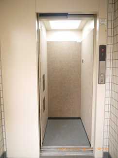 【その他共用部分】 | 階段移動の手間を省く現代の必需設備です。